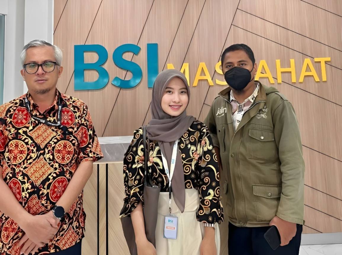 Inneke Twita at work with a colleague